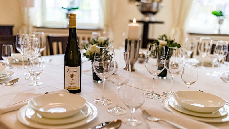 Feierlich gedeckter Tisch im Weingut Künstler