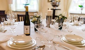 Feierlich gedeckter Tisch im Weingut Künstler (Axel Gross Fotografie) Feierlich gedeckter Tisch im Weingut Künstler