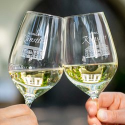 2 Weingläser mit Weißwein und Weingut Künstler Logo Gravur