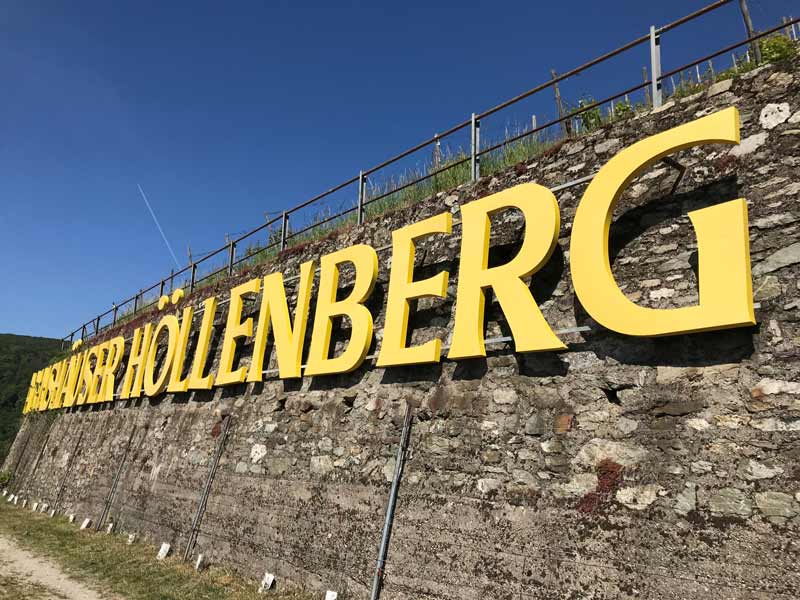 Schriftzug „Assmannshäuser Höllenberg“ in den Weinbergen